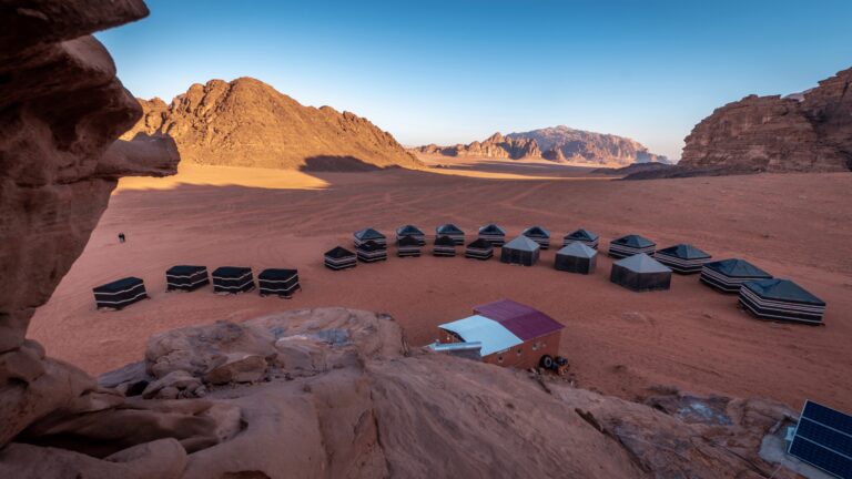 Wadi rum nocowanie na pustyni